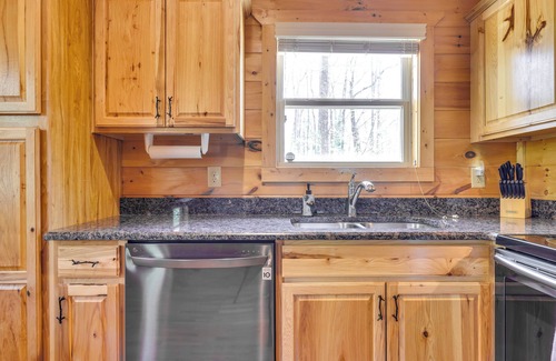 Murphy Cabin | Blue Ridge Mountain Cabin Rental w/Fire Pit!