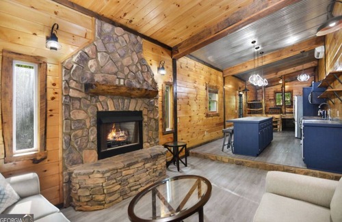 Dial Cabin | BLUE RIDGE MOUNTAINS BARNDOMINIUM nCozy 2-bedroom cabin in charming Cherry Log
