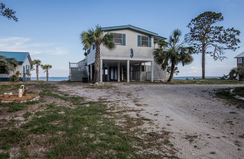 Carrabelle House | Blue Seahorse *Carrabelle/Eastpoint/St. George FL Beachfront* Pet-Friendly*