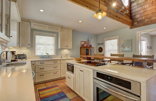 Kings Terrace House | Blue Skies Cottage! Fun South Island Beach Cottage, Fire Pit, Private Backyard Close to EVERYTHING!