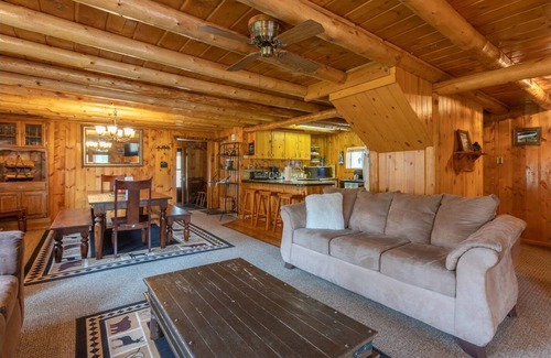 Last Chance Cabin | Blue Springs Pond Cabin ⁓Near Yellowstone ⁓Hot Tub