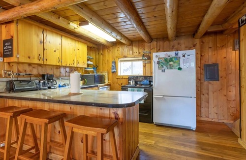 Last Chance Cabin | Blue Springs Pond Cabin ⁓Near Yellowstone ⁓Hot Tub