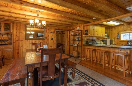 Last Chance Cabin | Blue Springs Pond Cabin ⁓Near Yellowstone ⁓Hot Tub