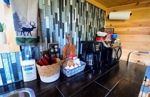 Hinckley House | Blue Tiny Home.Hottub. Fireplace.NearStCroixStatePk