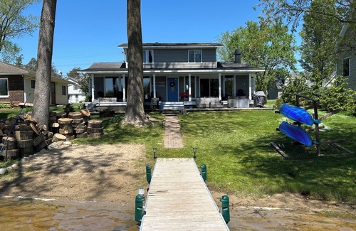 Holly House | Blue Water Haven, 3 Bedroom Serene Lakefront Home