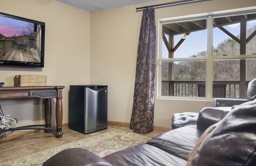 Lakeside Estates House | "Blue Water Lodge" Jump'n Bridge, billiards, hot tub, dock, community pool