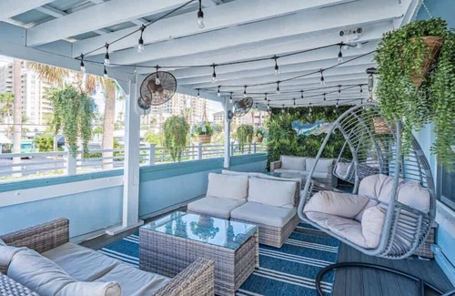 Clearwater Beach Hotel | Blue Wave Suites: Make Waves in Clearwater Beach