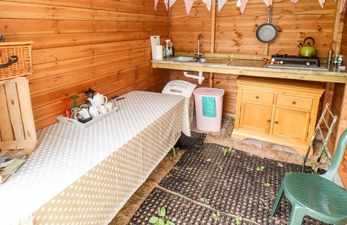 Westbrook Court Cottage | BLUEBELL, romantic, with open fire in Weobley