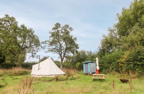 Westbrook Court Cottage | BLUEBELL, romantic, with open fire in Weobley