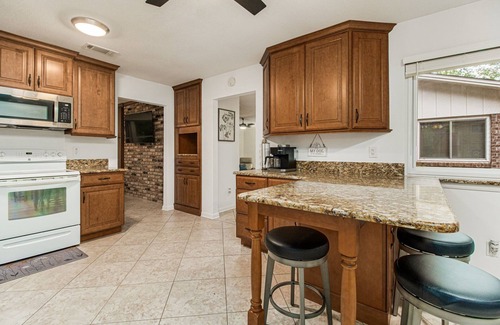 North Northwest Pensacola House | Bluebird House: spacious 3BR with sunroom on an acre