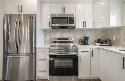 Southeast Calgary House | Bluebird's | Upscale | DT 10 Min Free Parking