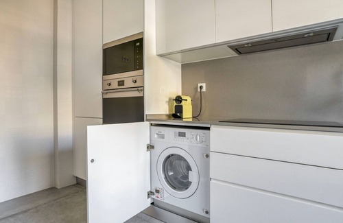 Carcavelos Apartment | Blueground | Carcavelos, turnkey home + kitchen