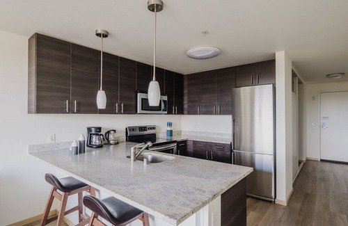 Brighton Apartment | Blueground | Columbia City, gym & w/d, nr parks