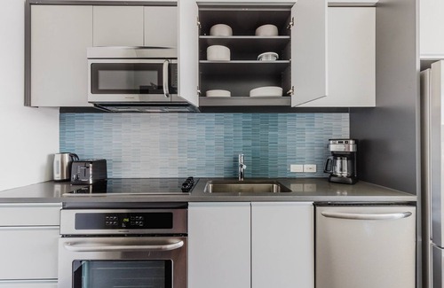 Central-Maverick Square - Paris Street Apartment | Blueground | East Boston, art & pool, nr park