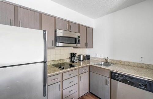 Gateway Apartment | Blueground Gateway pool gym near movies ATX-250