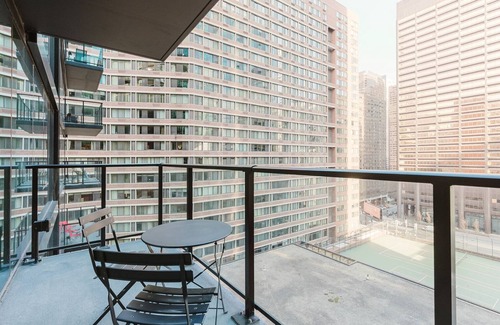 Streeterville Apartment | Blueground | River North, balcony & pool, nr Pier