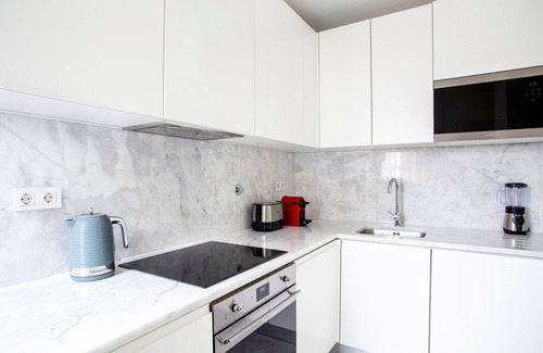 Lisbon Old Town Apartment | Blueground | Santo António, pool & parking