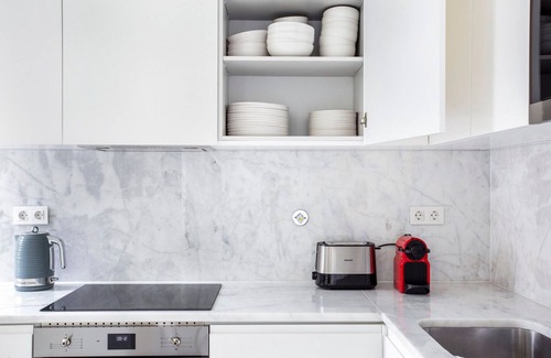 Lisbon Old Town Apartment | Blueground | Santo António, pool & parking