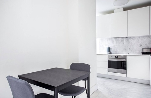 Lisbon Old Town Apartment | Blueground | Santo António, pool & parking