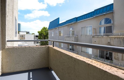 Sherman Oaks Apartment | Blueground | Sherman Oaks, view, nr Lake Balboa