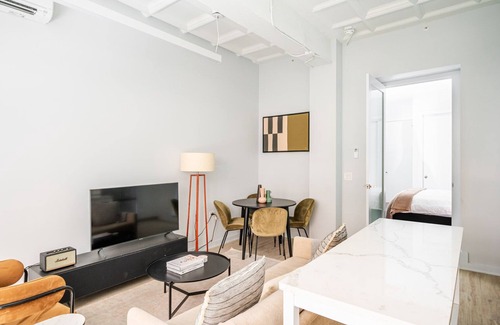 Downtown Chicago Apartment | Blueground | The Loop, elevator, nr Willis Tower