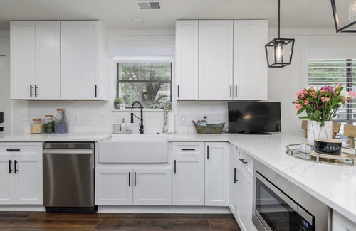 Bluffton House | Bluffton Bubbly Bungalow- walking distance to boutiques, sunsets & local dining!