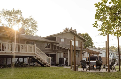 Berrien Springs House | Bluffview on the River with a hot tub, sauna, pool table, and more!