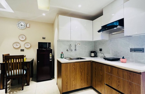 Sector 14 Hotel | BluO 1BHK Suite - Balcony, Gym, Parking, Liftn