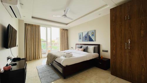 Sector 14 Hotel | BluO 1BHK Suite - Balcony, Gym, Lift, Parking