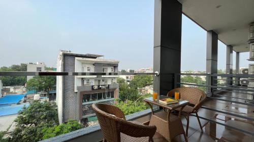 Sector 14 Hotel | BluO 1BHK Suite - Balcony, Gym, Lift, Parking