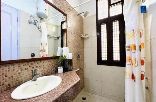 Sushant Lok Apartment | BluO Awesome 1BHK DLF Galleria Market ,Gym TT