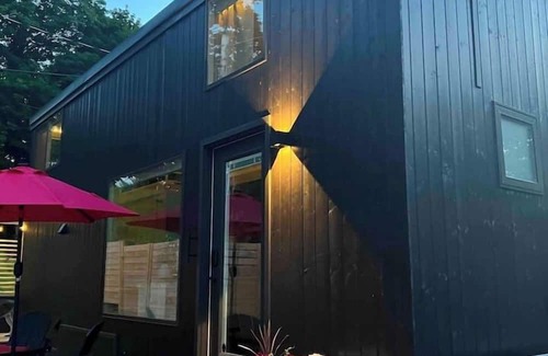 Chatham House | BLUSH: Boutique TINY home*private spa*walk to town