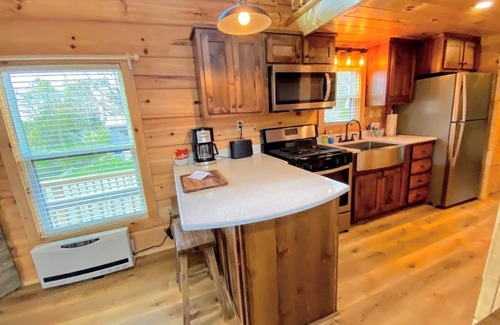 Twin Mountain Cabin | BMV2 Awesome "Tiny Home" A/C, Mountain Views, Minutes to Skiing, Hiking, Attractions, Dog Friendly!
