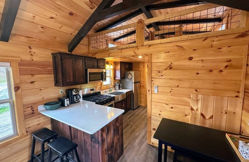 Twin Mountain Cabin | BMV4 Awesome "Tiny Home" A/C, Mountain Views, Minutes to Skiing, Hiking, Attractions, Dog Friendly!
