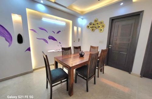 Shalimar Bagh Apartment | BnBBuddy Athulyam 3 BHK Homestay, Shalimar Bagh