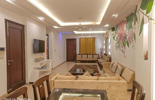 Shalimar Bagh Apartment | BnBBuddy Chirayu Home 5 BR Duplex@ Shalimar Bagh