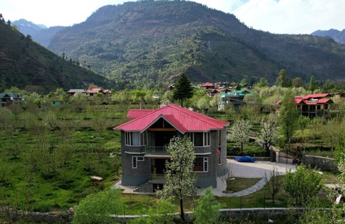 Mohal Villa | BnBBuddy Himalayan 3BR Farmstay wid Lawn, Bonfire