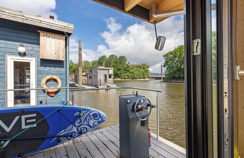 Neuland Boat Rental | Boat 'Hausboot Off - Ort Zum Abschalten' with Private Terrace and Wi-Fi