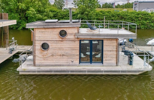Neuland Boat Rental | Boat 'Wunderschönes Tiny Hausboot Undine' with Shared Terrace and Wi-Fi