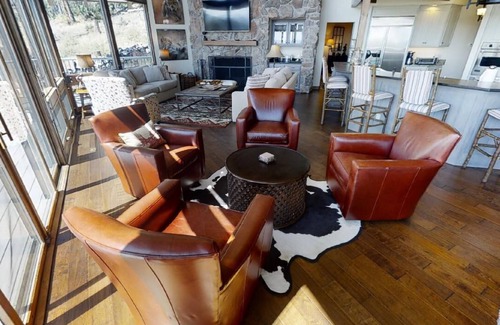 Red River House | Bobcat Peak - New Property - Luxury Mountain Home - Hot Tub - Secluded - WiFi -