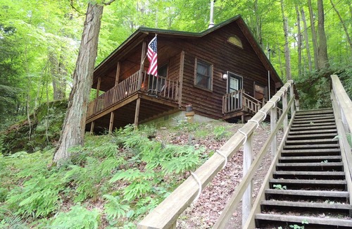 Logan Cabin | Boch Hollow Cabin surrounded by Hocking Hills Nature Preserve