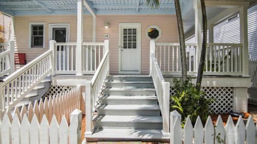 Key West House | Bogeys Retreat by AvantStay Golfers Retreat w Shared Pool Month Long Stays Only