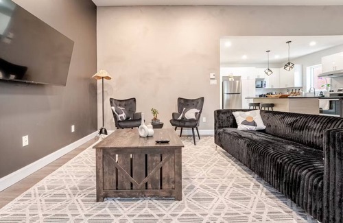 Lachine Apartment | Bohemian Appartement 2-bedroom - Free Parking - Pet Friendly