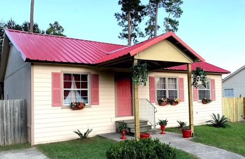 Magnolia House | Bohemian Cottage 8 guests, 5 beds, King Queen, Fast WiFi, RV Parking, Long Stay!