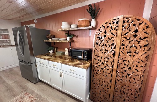 Manistee House | Boho 1-bedroom house with WiFi, AC in downtown Manistee
