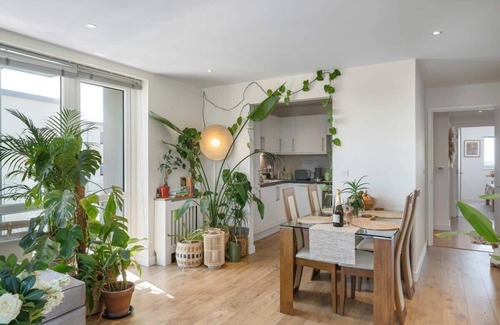 Newquay Apartment | Boho-Chic Apartment w/Sea Views & Parking