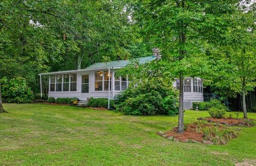 Cloudland Cottage | Boho Mountain Cottage in Cloudland Community | 2 Sunrooms | Wi-Fi | Dog Friendly