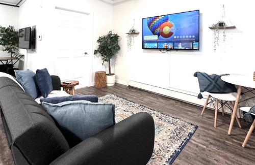 Scenic Heights Apartment | ⛰️Boho Studio⛰️ Close to Denver, Luxury King Bed, short walk from Scenic views!
