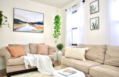 Queens Apartment | BohoChic Apt w Gameroom and Parking 25m to Penn Station/MSG/Walk to Bell Blvd