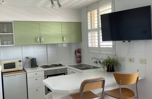 Bondi Apartment | bondi beach studio 8 balcony rooftop pool, aircon, walk to beach, restaurants